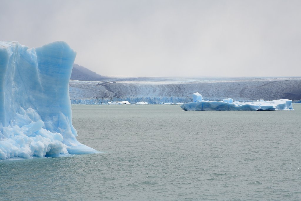 36-Upsala glacier with big icebergs.jpg - Upsala glacier with big icebergs